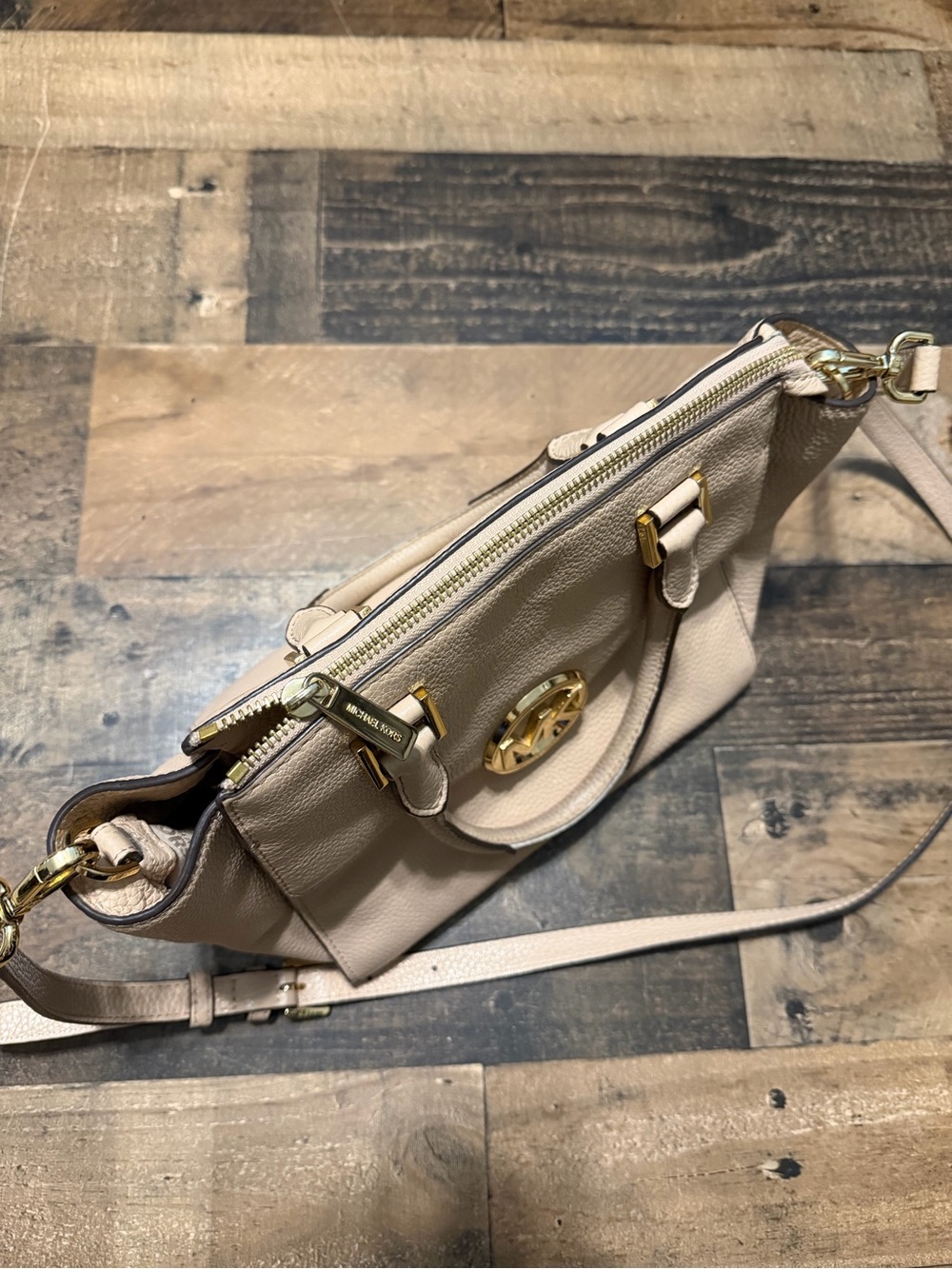 Michael Kors Hudson Medium Leather Satchel with Gold Hardware - Picture 5 of 9